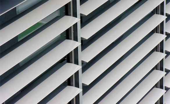 Estores e persianas de desenho, estores venezianos, estores de rolo, estores verticais, painéis deslizantes, brisas solares, compactos térmicos, persianas térmicas