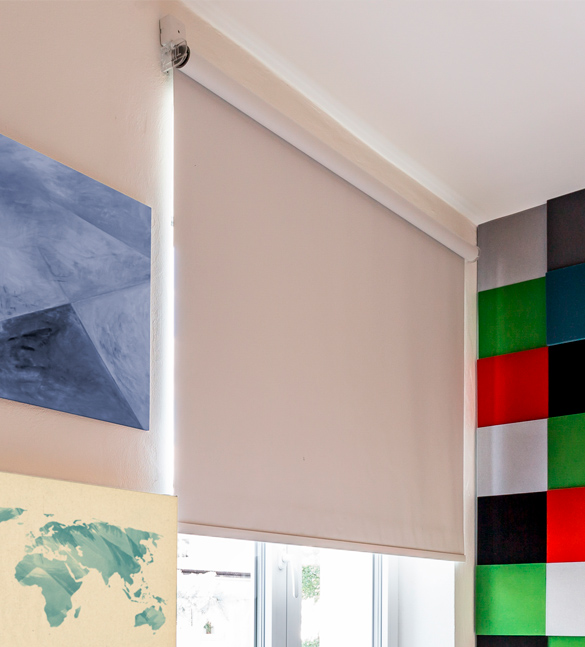 Estores e persianas de desenho, estores venezianos, estores de rolo, estores verticais, painéis deslizantes, brisas solares, compactos térmicos, persianas térmicas