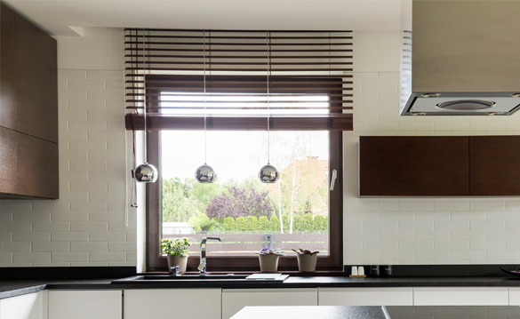 Estores e persianas de desenho, estores venezianos, estores de rolo, estores verticais, painéis deslizantes, brisas solares, compactos térmicos, persianas térmicas